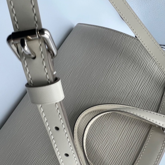 LOUIS VUITTON  Epi Brea MM Ivory - Picture 8 of 16